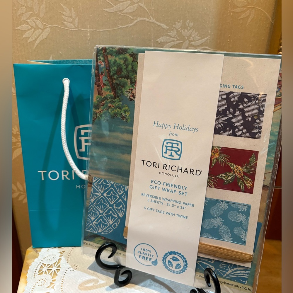 TORI RICHARD Eco-Friendly Gift Wrap Set
Hawaiian Christmas Scene
